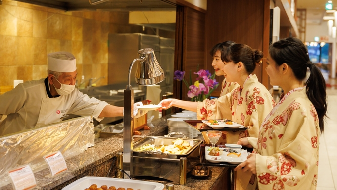 【連泊】2泊以上で三日月満喫★ご当地料理いっぱいのバイキングプラン